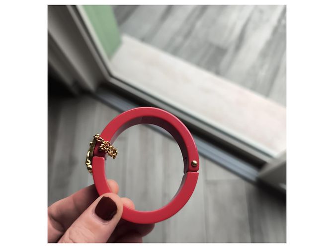 Pulsera Louis Vuitton Lockme de resina roja - vista 4