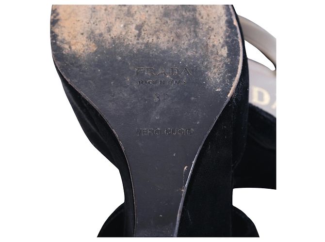 Prada Vintage Keilabsatz-Slingback-Sandalen aus schwarzem Samt - Ansicht 6