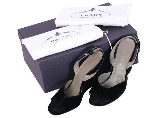 Prada Vintage Keilabsatz-Slingback-Sandalen aus schwarzem Samt - Ansicht 7