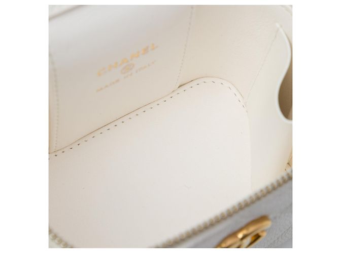 Mini Vanity Case Chanel Quilted Caviar CC Sweetheart Bianco con Tracolla a Catena - vista 4