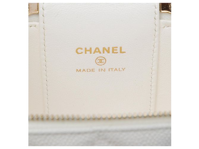 Mini Vanity Case Chanel Quilted Caviar CC Sweetheart Bianco con Tracolla a Catena - vista 5