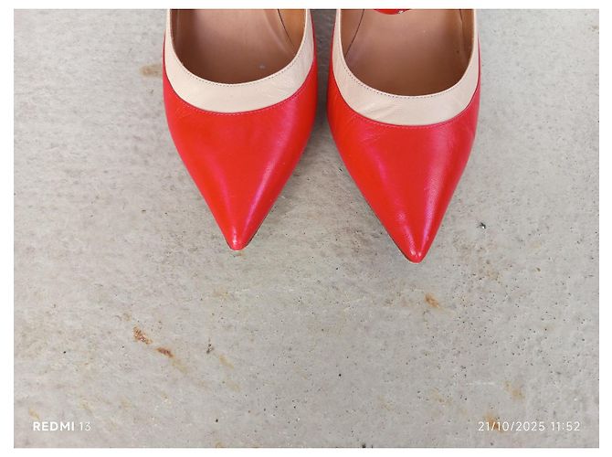 Décolleté Valentino Garavani in pelle rossa borchiate Rosso - vista 3