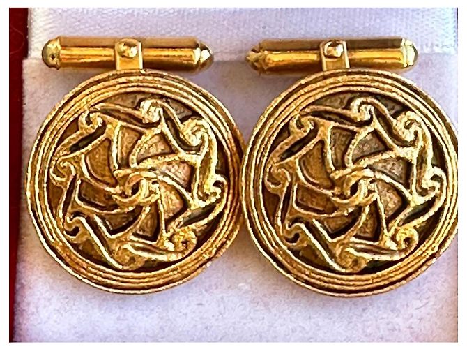 Abotoaduras Chanel em metal dourado - vista 2