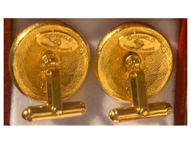 Abotoaduras Chanel em metal dourado - vista 3