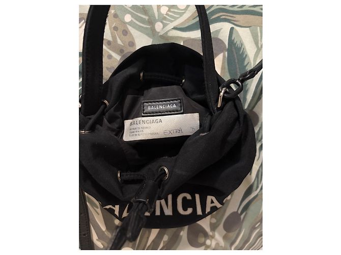 Balenciaga Borsa a Secchiello in Tela Nera Logo Nero - vista 3