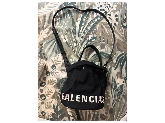Balenciaga Borsa a Secchiello in Tela Nera Logo Nero - vista 4