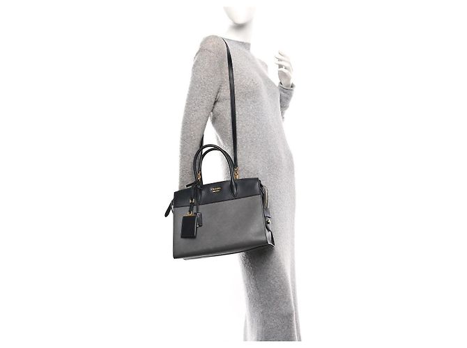 Prada Mala Tote Medium Esplanade em Couro Saffiano Cinza/Preto - vista 12