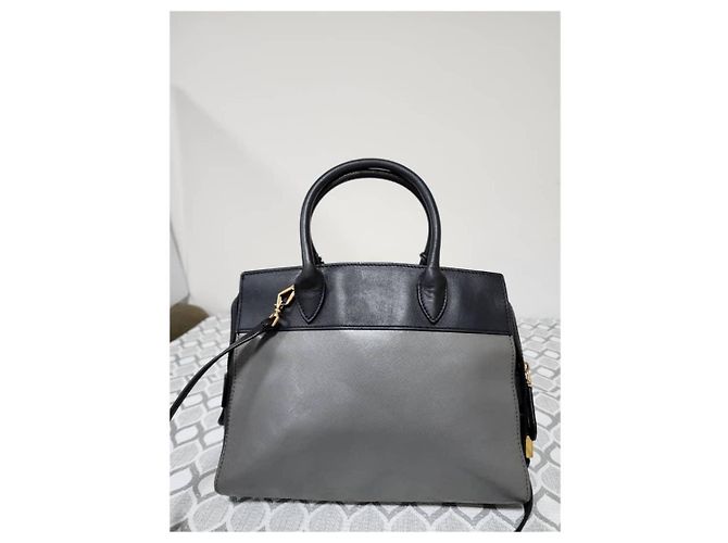 Prada Mala Tote Medium Esplanade em Couro Saffiano Cinza/Preto - vista 3
