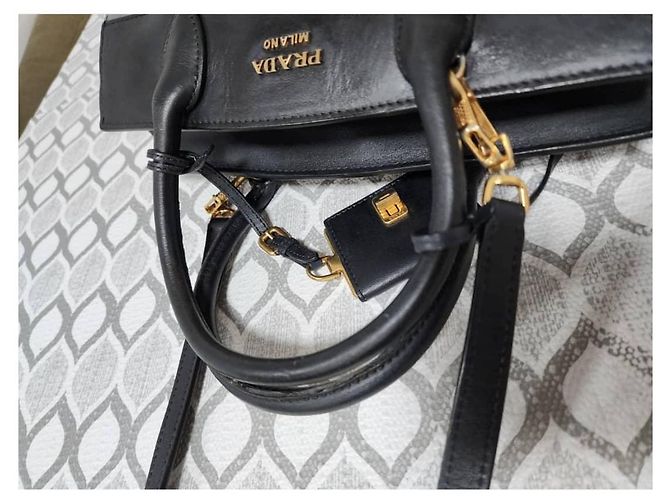 Prada Mala Tote Medium Esplanade em Couro Saffiano Cinza/Preto - vista 7
