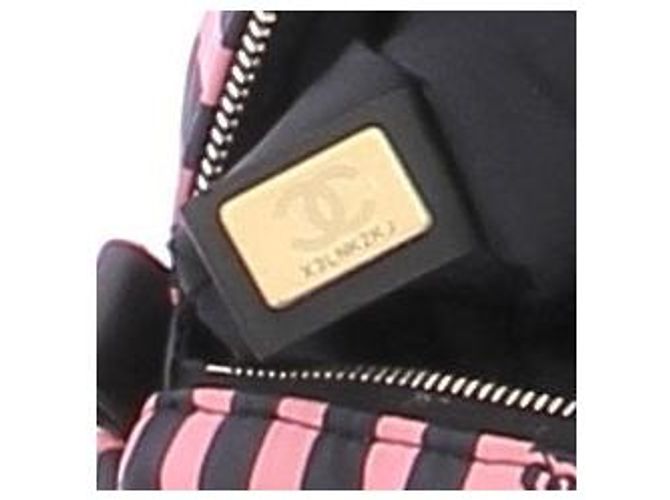 Chanel Handtasche aus rosa-schwarz gestreiftem Stoff Pink - Ansicht 9