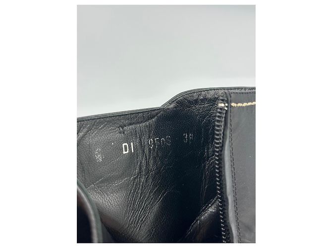 Christian Dior Stivaletti Dior in pelle nera con tacco alto e charm Nero - vista 11