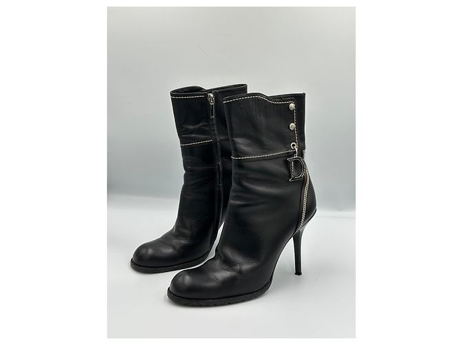 Christian Dior Stivaletti Dior in pelle nera con tacco alto e charm Nero - vista 2