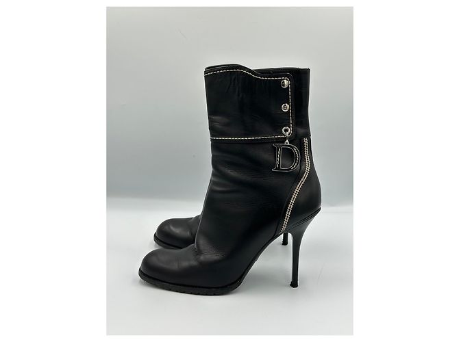 Christian Dior Stivaletti Dior in pelle nera con tacco alto e charm Nero - vista 3