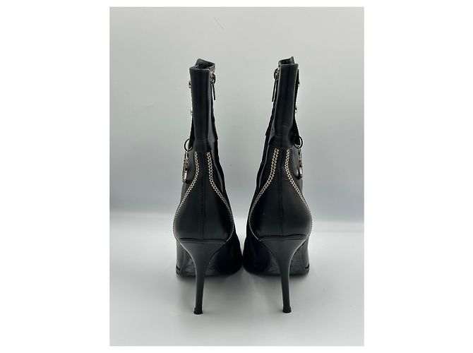 Christian Dior Stivaletti Dior in pelle nera con tacco alto e charm Nero - vista 6