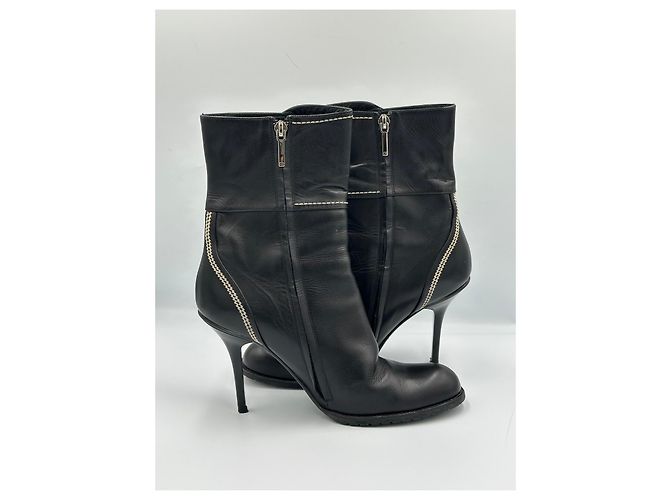 Christian Dior Stivaletti Dior in pelle nera con tacco alto e charm Nero - vista 8
