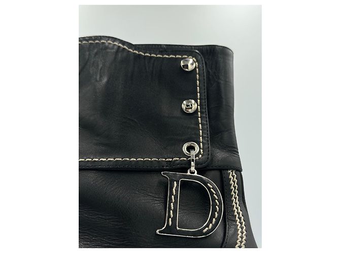 Christian Dior Stivaletti Dior in pelle nera con tacco alto e charm Nero - vista 9