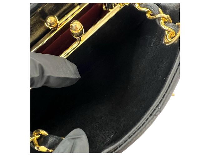 Chanel Vintage Matelassé Schultertasche aus Lammleder Schwarz - Ansicht 10