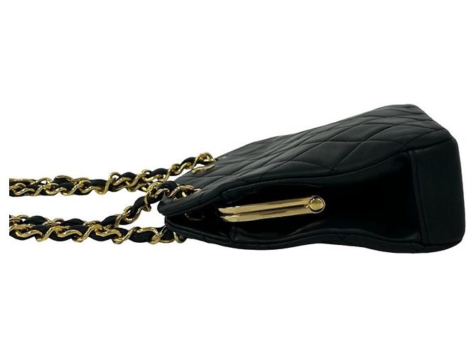 Chanel Vintage Matelassé Schultertasche aus Lammleder Schwarz - Ansicht 5