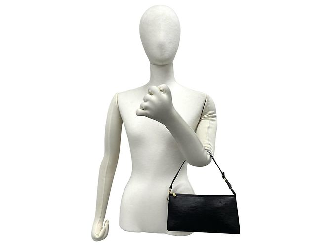 Mini bolso pouch Louis Vuitton en cuero Epi negro - vista 2