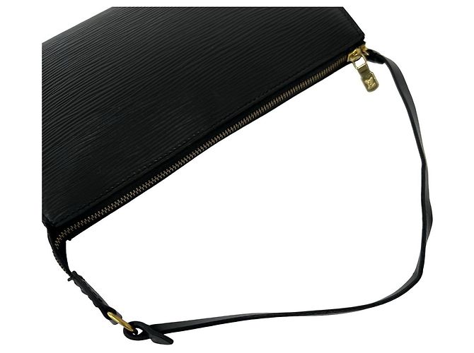 Mini bolso pouch Louis Vuitton en cuero Epi negro - vista 4