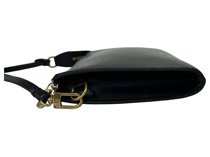 Mini bolso pouch Louis Vuitton en cuero Epi negro - vista 5