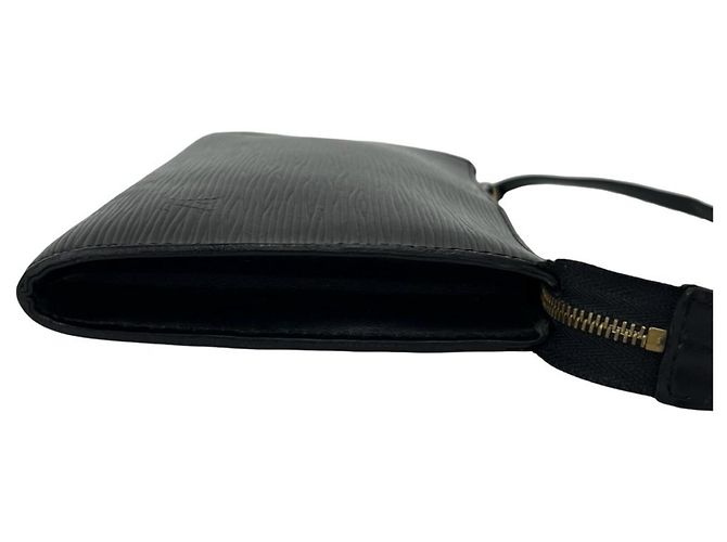 Mini bolso pouch Louis Vuitton en cuero Epi negro - vista 6