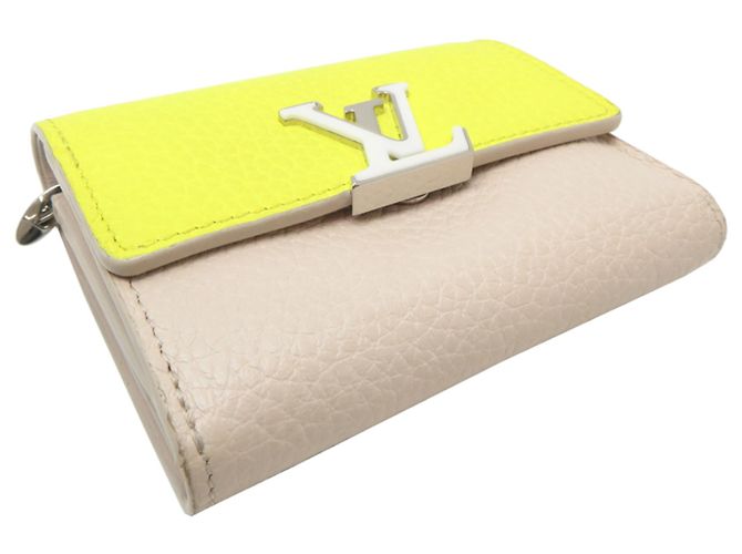 Louis Vuitton Portefeuille Capucines XS Tri-fold Wallet Beige Giallo - vista 3