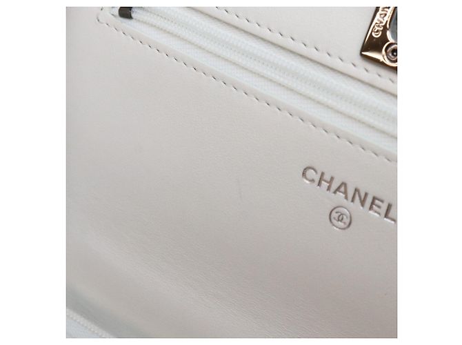 Chanel Schultertasche aus weißem Lammleder - Ansicht 11