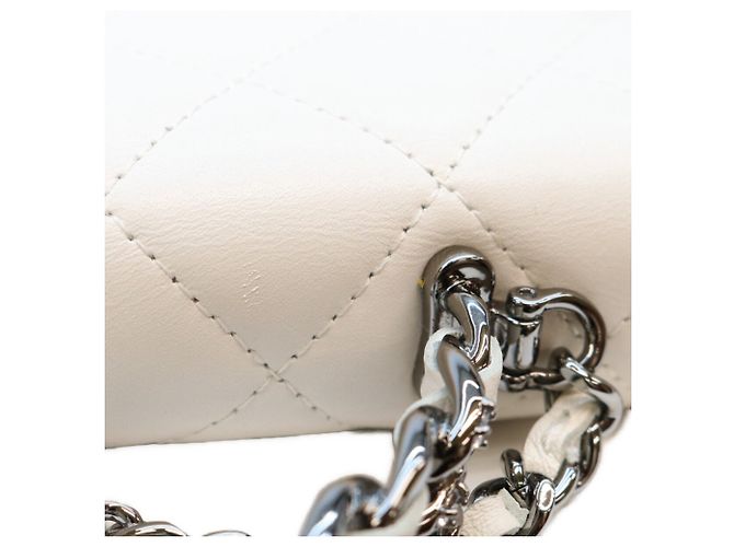 Chanel Schultertasche aus weißem Lammleder - Ansicht 12