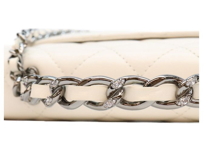 Chanel Schultertasche aus weißem Lammleder - Ansicht 8