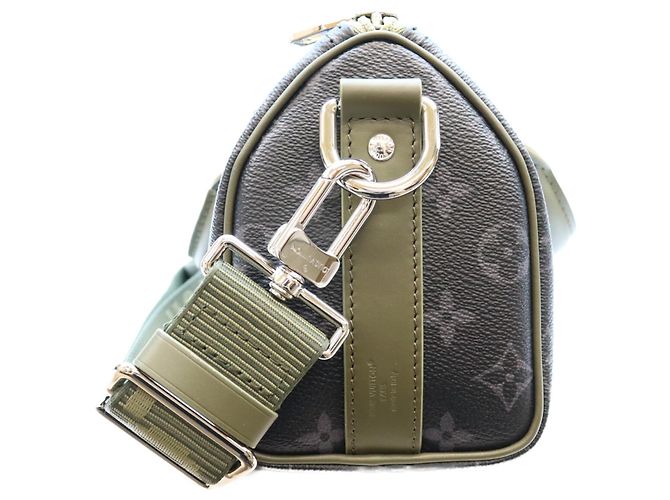 Louis Vuitton Monogram Eclipse Khaki Green Keepall Bandoulière 25 Cachi - vista 4