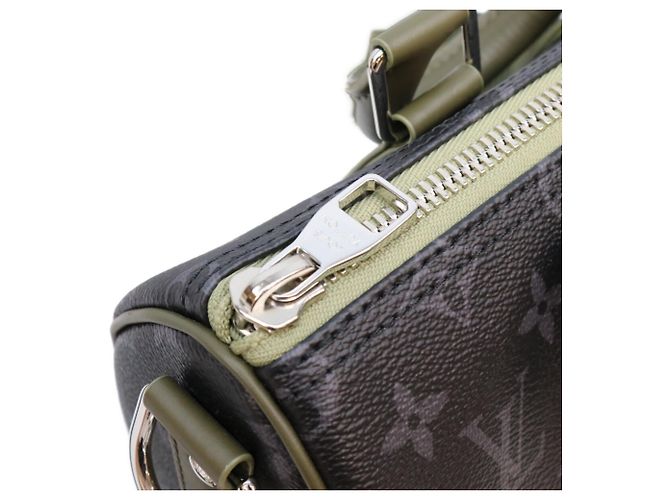 Louis Vuitton Monogram Eclipse Khaki Green Keepall Bandoulière 25 Cachi - vista 9