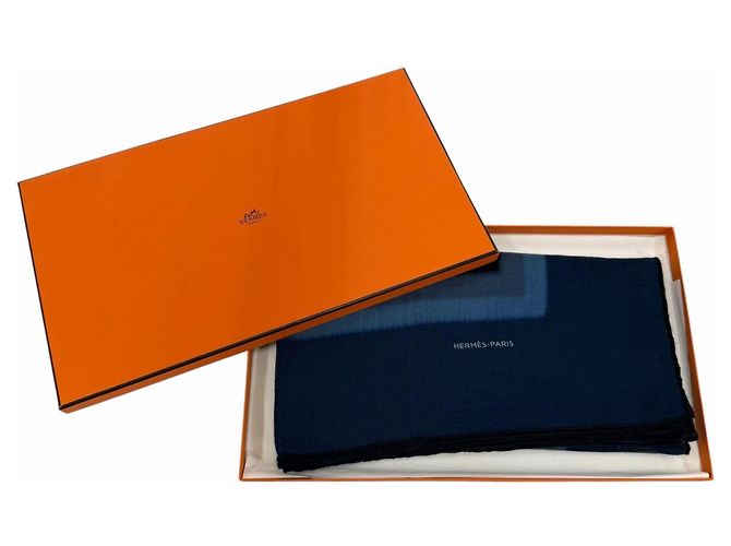 Echarpe Hermès Carré Géant em cashmere e seda Azul Azul marinho - vista 2