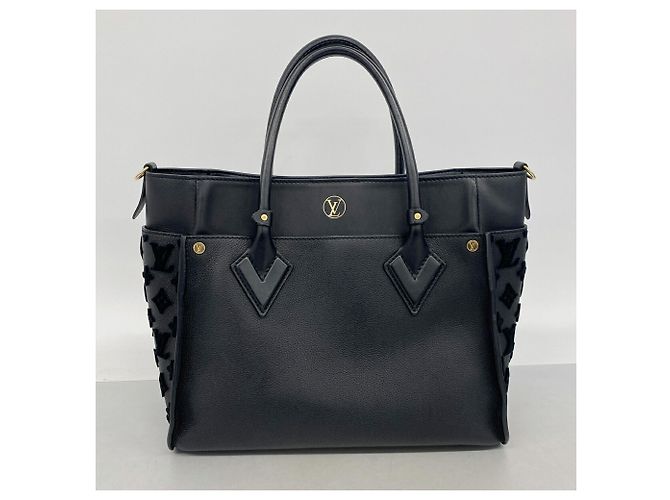 Borsa Tote Louis Vuitton Monogram Tuftage On My Side MM Nero - vista 10