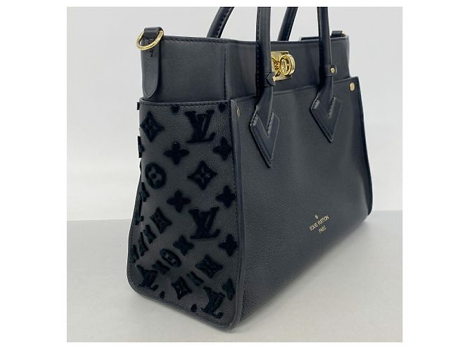 Borsa Tote Louis Vuitton Monogram Tuftage On My Side MM Nero - vista 2
