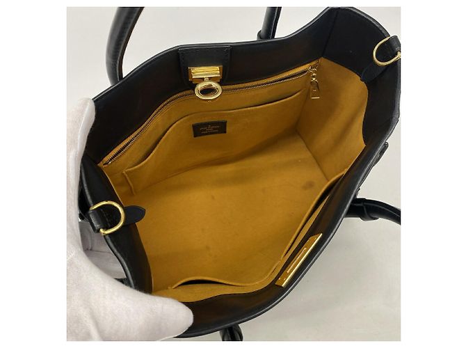 Borsa Tote Louis Vuitton Monogram Tuftage On My Side MM Nero - vista 4