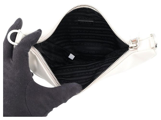 Prada Schultertasche aus Leder Triangle Mini Weiß - Ansicht 6