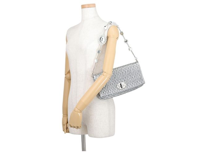 Bolsa de Ombro Miu Miu Matelassé Prata - vista 4