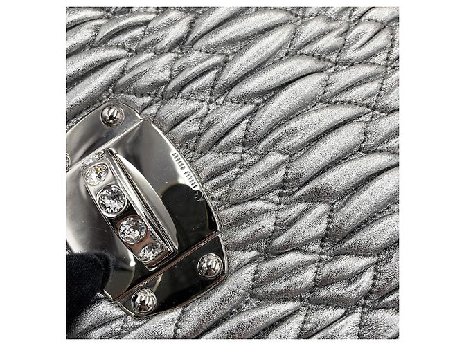 Bolsa de Ombro Miu Miu Matelassé Prata - vista 9