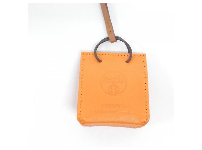 Charm per borsa Hermès Rosso Oro Agneau Milo D'oro - vista 2