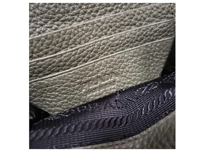 PRADA Schultertasche Triangle 2ZH195 aus Khaki-Leder - Ansicht 9