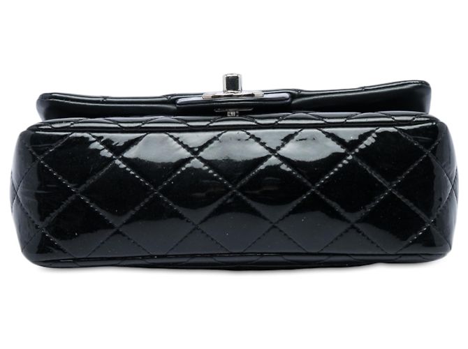 Chanel Mini Rectangular Classic Single Flap em couro envernizado preto - vista 3