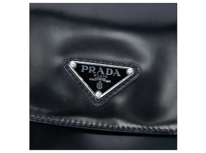 Prada Cleo Schultertasche mit Klappe aus Spazzolato-Leder in Schwarz, Medium - Ansicht 5