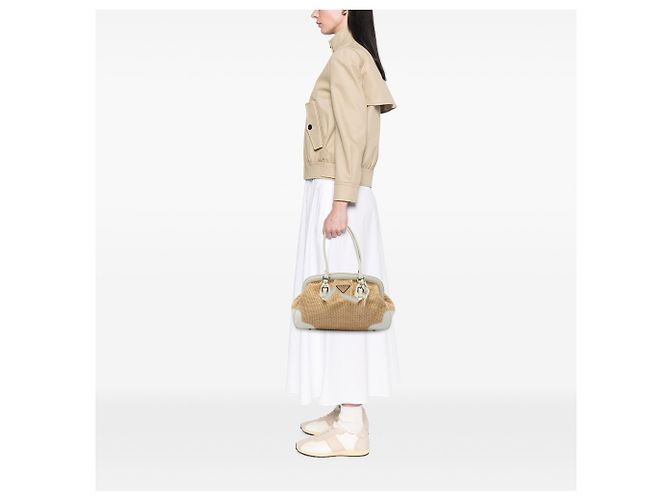Sac à épaule Prada en raphia beige - vue 6