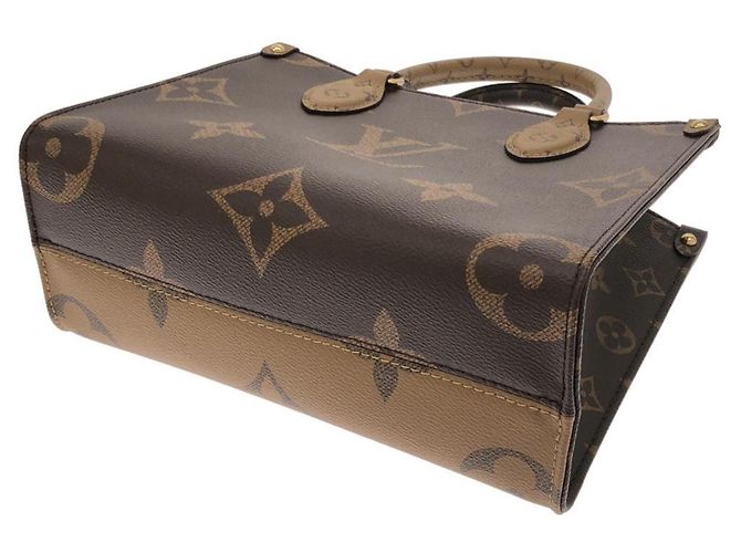 Bolso Louis Vuitton Monogram Giant OnTheGo PM Castaño - vista 3