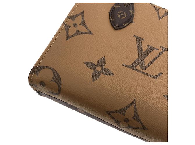 Bolso Louis Vuitton Monogram Giant OnTheGo PM Castaño - vista 4