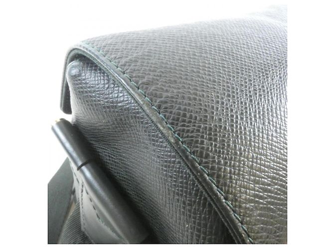 Borsa a tracolla Louis Vuitton Taiga Yaranga M30824 - vista 4