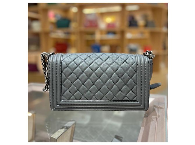 Le Boy Bolsa Chanel Boy Medium Cinza Couro - vista 2