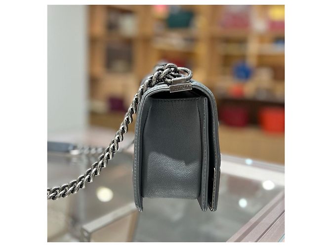 Le Boy Bolsa Chanel Boy Medium Cinza Couro - vista 3