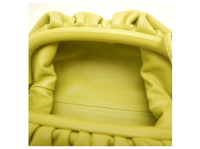 Bottega Veneta Mini The Pouch Shoulder Bag D'oro - vista 12